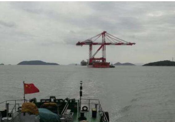 洋山港迎来了上海自贸区临港新片区成立后的首批桥吊换装